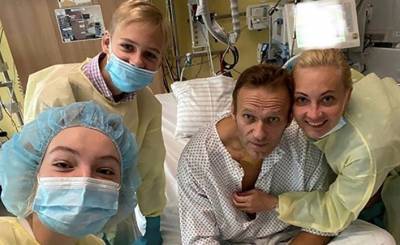«Привет, это Навальный»: российский оппозиционер опубликовал свое первое фото из больницы (The Guardian)