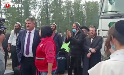 На границу с Украиной приехал гомельский губернатор, хасиды встретили его песней — видеофакт