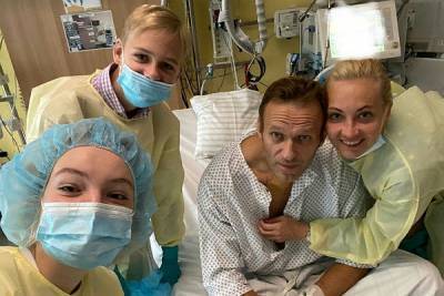Навальный выложил свое фото из больницы