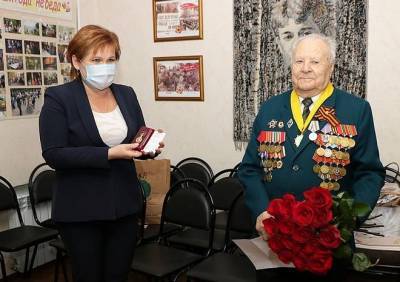 Сорокина поздравила с юбилеем ветерана ВОВ Дмитрия Черничкина