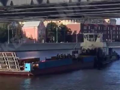 Крымский мост в Москве был поврежден проходившей баржей