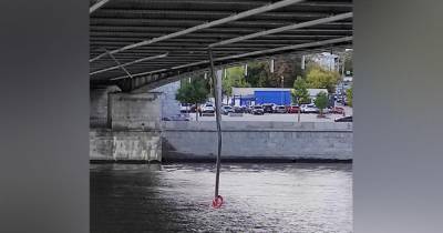 Проходившая баржа повредила Крымский мост в Москве