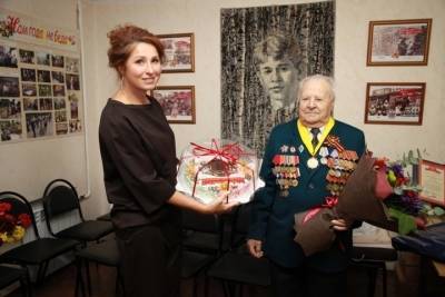 Рокотянская поздравила с 95-летием ветерана Дмитрия Черничкина