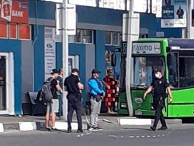В Харькове водитель автобуса врезался в столб