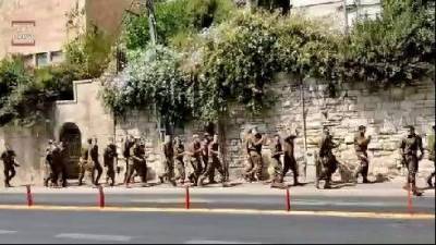 Видео: солдаты-ортодоксы поют "Биби - царь Израиля" у палатки протеста в Иерусалиме