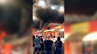 Центральный рынок загорелся в ростовском городе Шахты (видео)