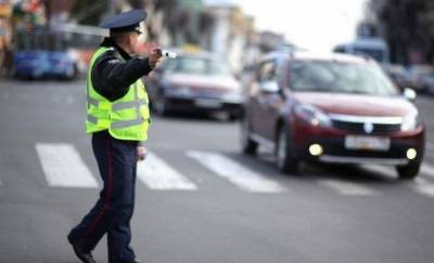 «Всего лишаете». В Краснодаре водитель на коленях умолял инспекторов не забирать права — видео