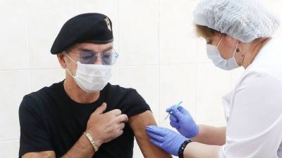 Боярский упал в обморок перед вакцинацией — видео