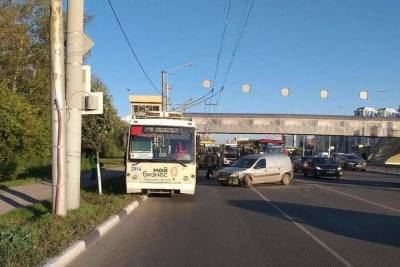 В Рязани возле «Премьера» в ДТП попал троллейбус, образовалась пробка