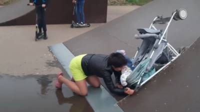 Коляска с ребенком вместо скейтборда: безумные выходки пьяной женщины попали на видео