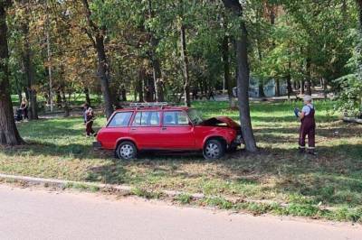 В Киеве водитель на "Жигулях" врезался в дерево и попал в больницу