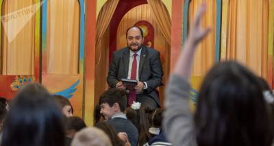 Министр образования Армении подаст в суд за клевету о "развращении школьников"