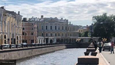 Сотрудник полиции спас петербурженку от падения в воду на канале Грибоедова