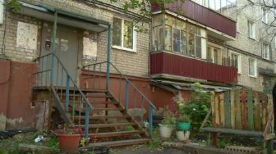 Жителей дома на улице Захарова оставили с недоделанным крыльцом