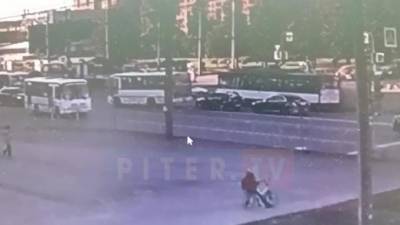 Легковушка врезалась в трамвай на перекрестке проспекта Ветеранов и улицы Партизана Германа