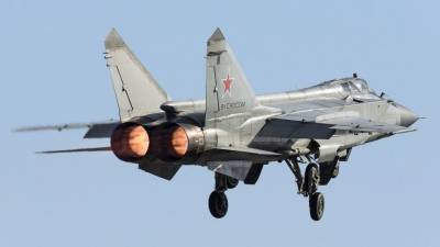 Истребители МиГ-31 и Су-35 перехватили бомбардировщики США