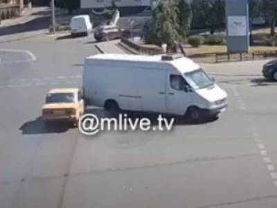На центре Мелитополя не разминулись ВАЗ и микроавтобус Mercedes
