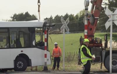 В Новой Зеландии школьный автобус столкнулся с поездом, пострадали 40 человек