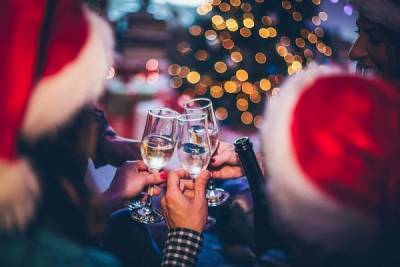 Ограничить продажу алкоголя на новогодние праздники предложили в России