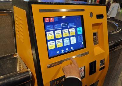 Билетные автоматы в Праге начали принимать банкноты и платежные карты