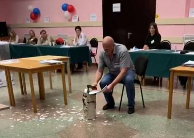 В Челябинске на избирательном участке неиспользованные бюллетени гасили топором на пеньке