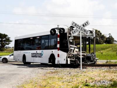 В Новой Зеландии столкнулись школьный автобус и поезд: десятки пострадавших