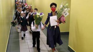 "Есть ощущение, что это бессмысленно": как начался учебный год в российских школах в пандемию