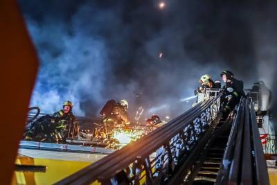 Взрыв и столб огня: в итальянском порту Анкона горят склады (видео)