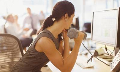 5 упражнений, которые можно делать в офисном кресле (или рядом с ним)