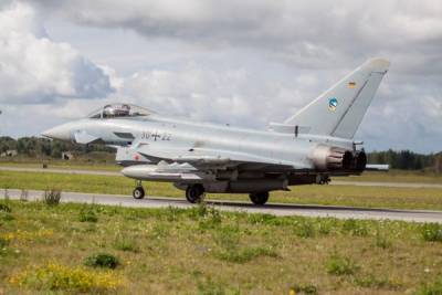 Истребители НАТО в Эстонии отрабатывают взлет с форсажем