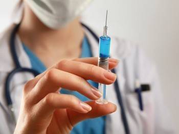 Люди пожаловались на последствия "ковидной" прививки