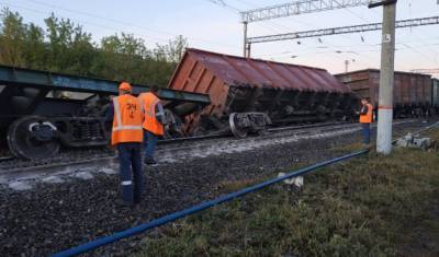 Грузовой поезд сошел с рельсов в Липецкой области (ФОТО)