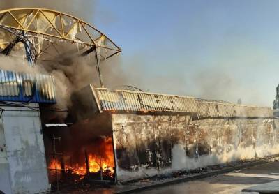 В МЧС назвали предварительную причину пожара на центральном рынке Шахт