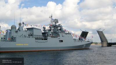 Фрегат Черноморского флота "Адмирал Эссен" наблюдает за кораблями НАТО