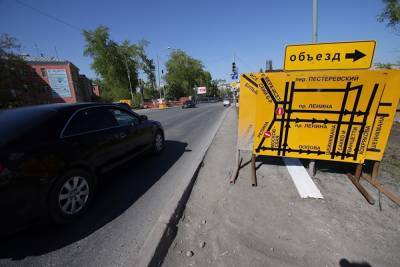 В Екатеринбурге ремонт перекрестка Мамина-Сибиряка и Челюскинцев продлили на неделю