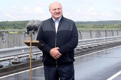 Лукашенко вспомнил, как в 90-е в Белоруссии жгли коктейли Молотова