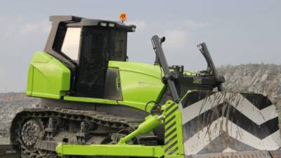 Гусеничный трактор переломал кости рабочему на стройке в Коми