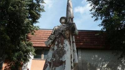 СК начал проверку после осквернения памятника советским солдатам в Литве