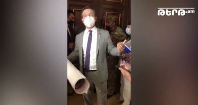 Ну что ты расшумелся? В парламенте Армении толкнули депутата Геворга Горгисяна — видео