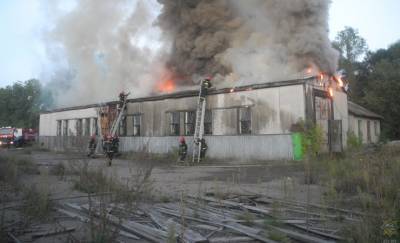 В Гомеле загорелось здание на территории предприятия, подозревают поджог — фото, видео