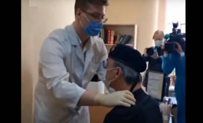 Появилось видео, как Боярский упал в обморок во время прививки