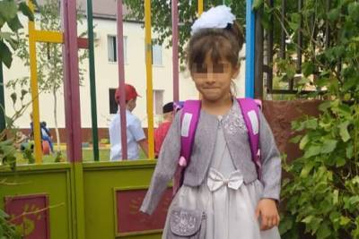 Девочка Аиша из Ингушетии, лишившаяся руки из-за избиений тетей, пошла в школу