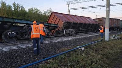 Восемь вагонов грузового поезда сошли с рельсов в Липецкой области