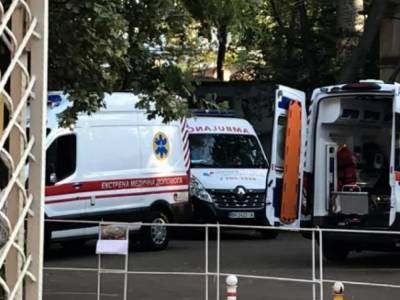 В Одессе растет количество заразившихся COVID-19: возле больниц образовались очереди из авто скорой помощи
