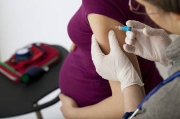 Врач объяснила запрет на вакцинацию беременных