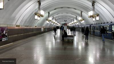 Пассажир упал на пути в петербургском метрополитене
