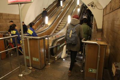 На станции метро «Владимирская» пассажир упал на пути