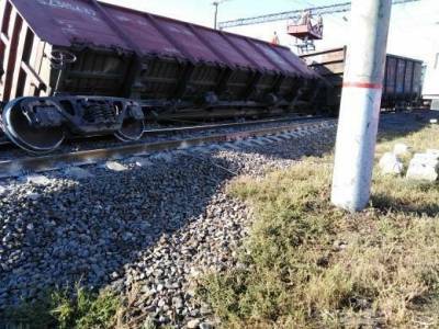 Причиной схода вагонов грузового поезда могла стать попытка хищения металлолома