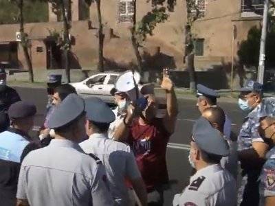 В ходе акции протеста у здания парламента Армении подвергнут приводу Ваагн Чахалян