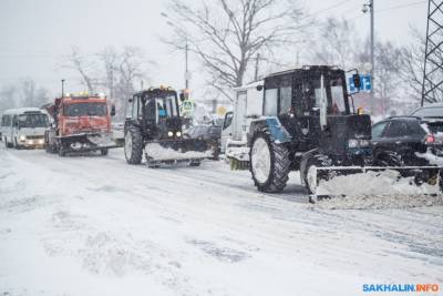 На дорогах Южно-Сахалинска поэкспериментируют со "снежным щитом" для бордюров